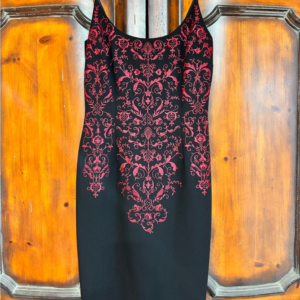 Maggy London Elegant Black and Red Patterned Dress